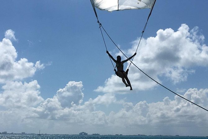 Amazing tour to the beauty Isla Mujeres with Snorkel and open bar - Open bar, lunch, and onboard energy: how the atmosphere shapes the day