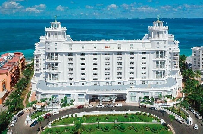 Cancun Airport and Hotel Riu Palace Las Americas Private Shuttle - Getting dropped off at the hotel entrance with luggage handled