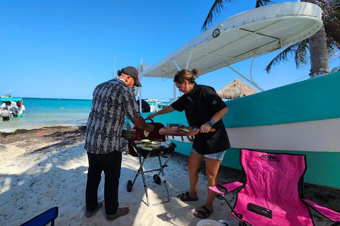 Cancun Beach Seafood Barbecue Class in a Kombi - Eating together on the sand: why the meal feels different