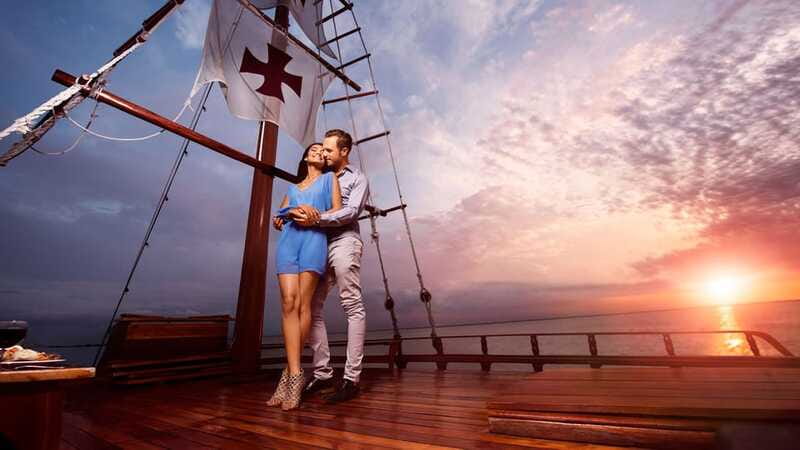 Cancun: Columbus The Romantic Dinner Cruise - Who should book this Cancun dinner cruise?