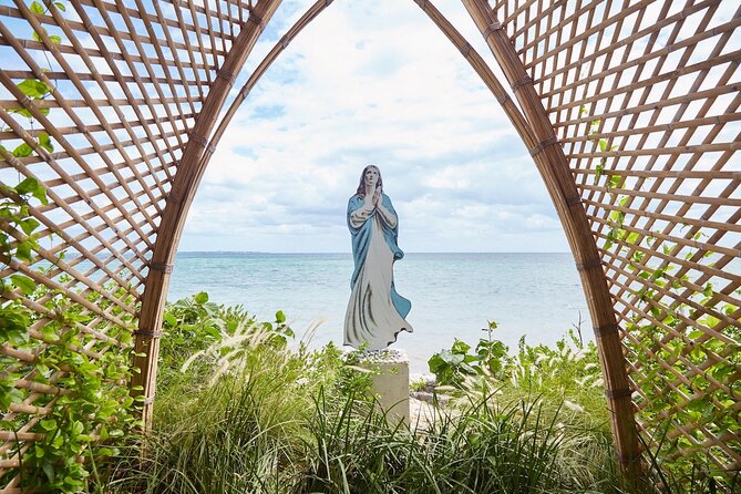 Cancun Guided Sightseeing El Meco Site, Letters and Shopping - The International Jewelry Center & Outlet: Convenience Plus a Sales Atmosphere