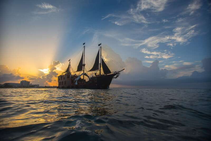 Cancún: Jolly Roger Pirate Dinner Cruise 2025 - Open Bar and Live Music: The Party Layer That Keeps the Show Flowing