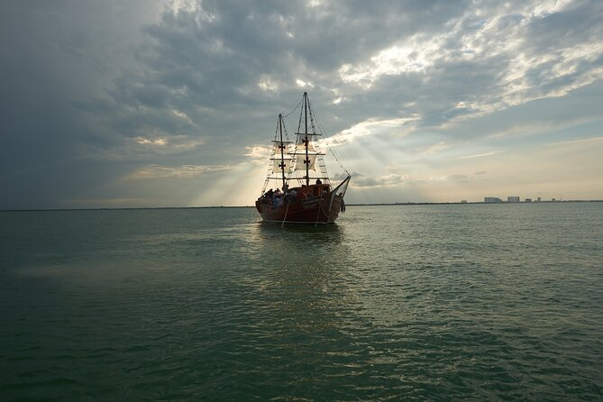 Cancun Lagoon Sunset Sailing Trip aboard classic Galeón with Dinner and Free bar - Open bar plus live sax music: how the onboard party works