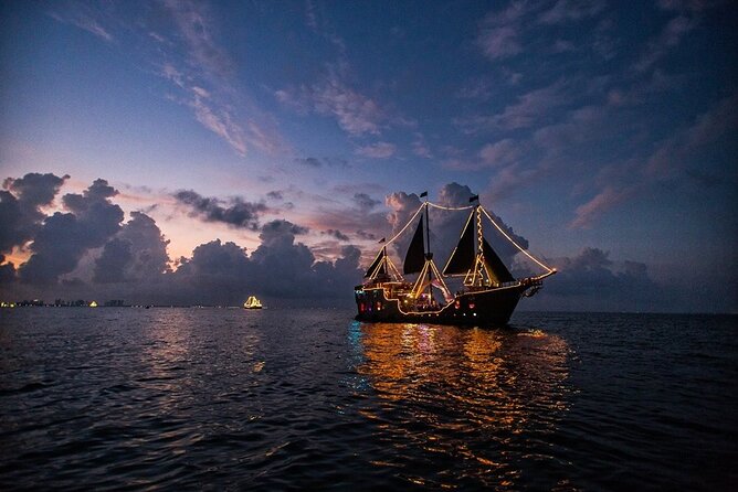 Cancun Lagoon Sunset Sailing Trip aboard classic Galeón with Dinner and Free bar - The 7:00 pm timing on Laguna Nichupte: sunset views and city lights