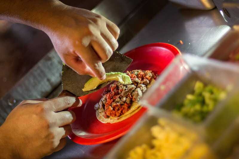 Cancún: Taco & Local Beer Tasting Tour with transportation - Vegetarian options and sauce control (how to eat confidently)