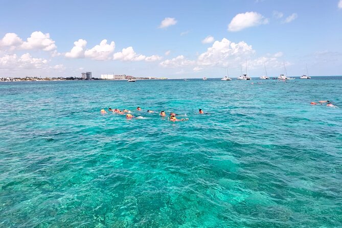 Catamaran Albatros Platinum & Beach club & Open bar & Isla Mujeres - Crowd factor: what to expect on a shared day