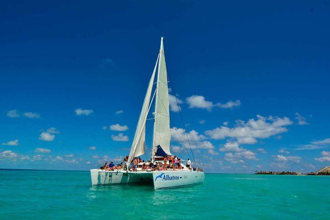 Catamaran Sailing to Isla Mujeres with Snorkeling, Lunch & Open Bar included - From Marina Las Perlas: getting on board without drama