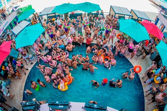 Coco Bongo Beach Club Cancun - Entertainment: DJs, live performances, and aerial acrobatics