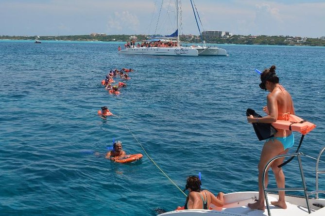 Complete Isla Mujeres excursion from Cancun with all inclusive - Beach club buffet lunch and the open bar vibe