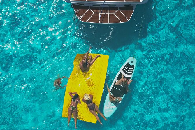 Deluxe Yacht 48FT with FlyBrige Rental in Cancun - Crew on Board: Licensed Captain, Helpful Sailors, and Attentive Stewards