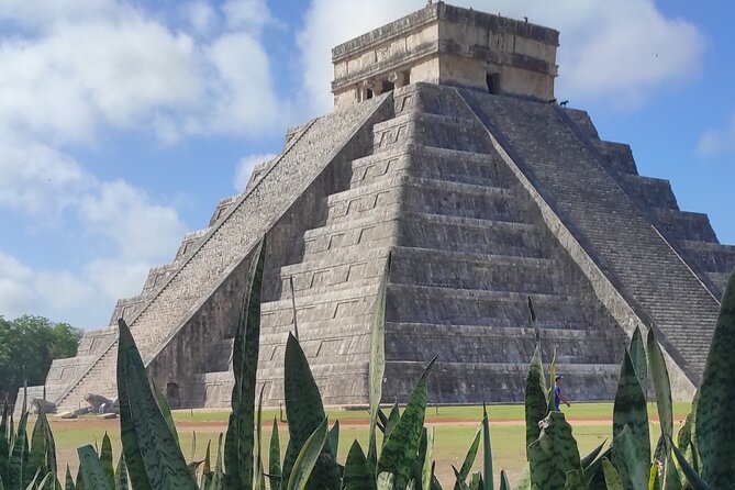Expert Guided: Chichen Itza Tour with Early Access - Lunch buffet that keeps the day moving