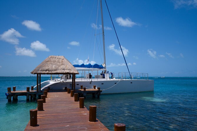 Hip hop party boat, adults only - What you actually get on board: DJs, open bar, snacks, showers