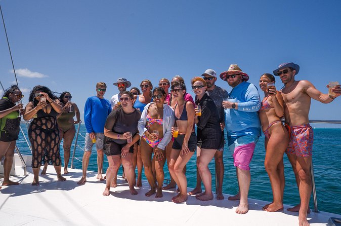 Hip hop party boat, adults only - Price and value: when an included bar makes sense