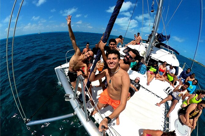 Isla Mujeres Catamaran + Snorkel + Open Bar on board + Buffet - Price value: the real budget math with the MX$800 fee