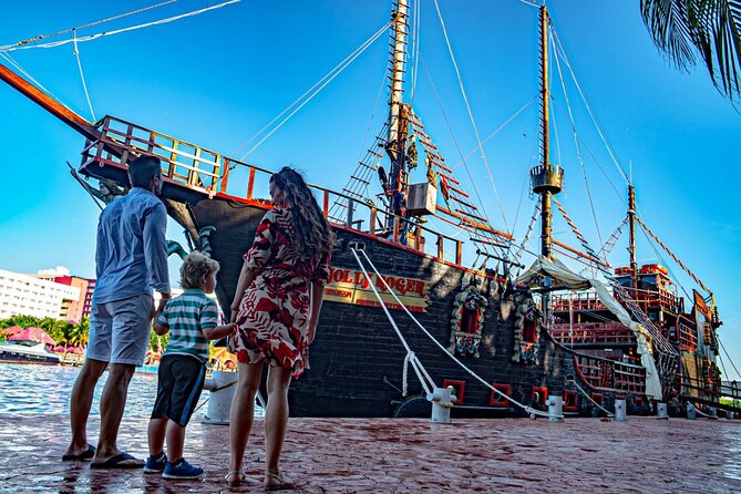 Jolly Roger Pirate Show and Dinner in Cancun - Drinks and service: unlimited bar, real staff effort