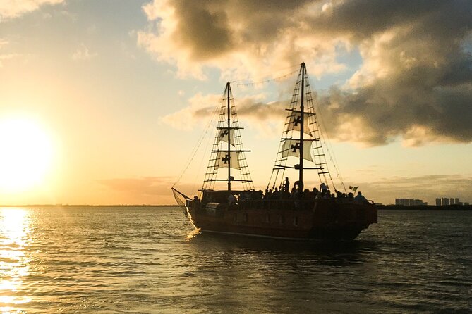 Live a Romantic Night Cruise Dinner at COLUMBUS (open bar included) - Group size and the vibe on board (the comfort factor)