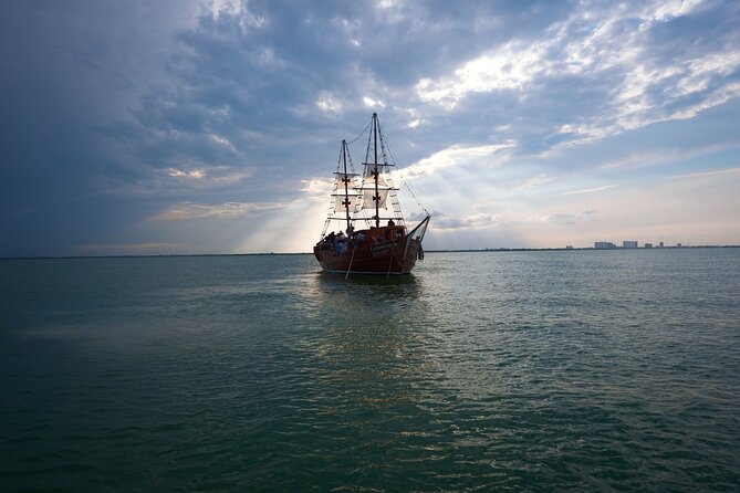 Live a Romantic Night Cruise Dinner at COLUMBUS (open bar included) - Who this cruise is best for
