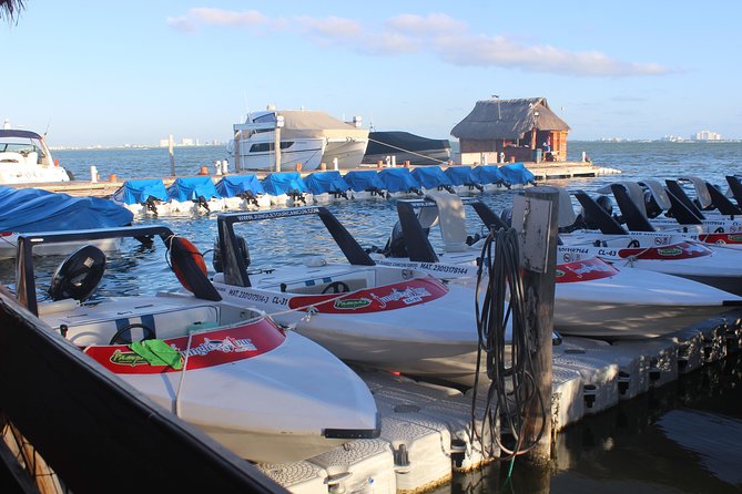 Live the experience of driving an Speedboat & Snorkel in CANCUN - Gear, Lockers, and Showers: Comfort Between Activities