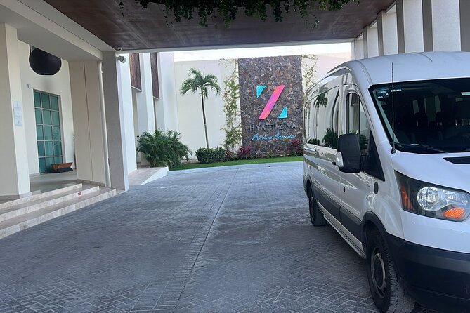 Private Airport Transfer: Cancun Airport ⇄ Hotel Zone (One Way) - Flight tracking and the meet-and-greet with your name