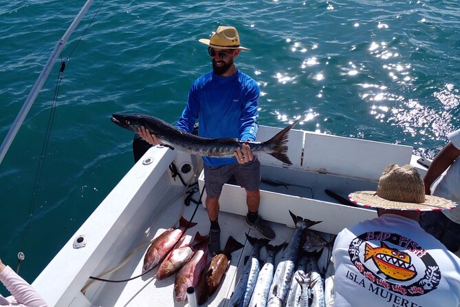 Private fishing charter Bertram 31ft 6 pax max if you don't fish you don't pay - Meeting at Cancun Sunset Marina near KRUDO: the first 20 minutes matter
