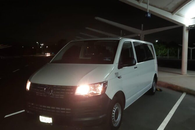 Private Roundtrip Transportation CUN Airport-Puerto Morelos - What you can expect on arrival: the welcome bar meeting setup