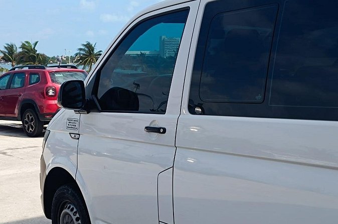 Private Transfer from Cancun Airport to Cancun Hotels 1-7 People - Inside the ride: A/C, water, and the comfort basics