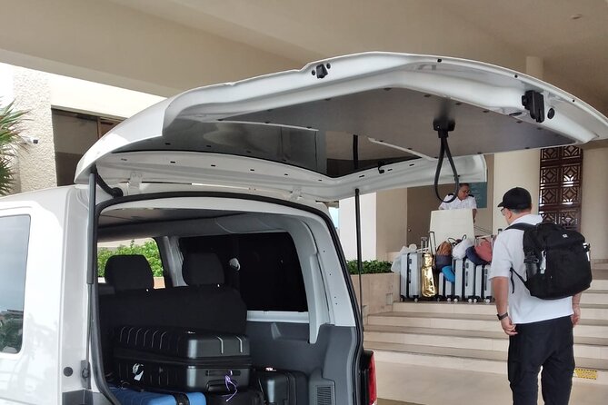 Private Transportation from the Airport to the Cancun hotel zone - Cancun airport to Hotel Zone: what this transfer really means