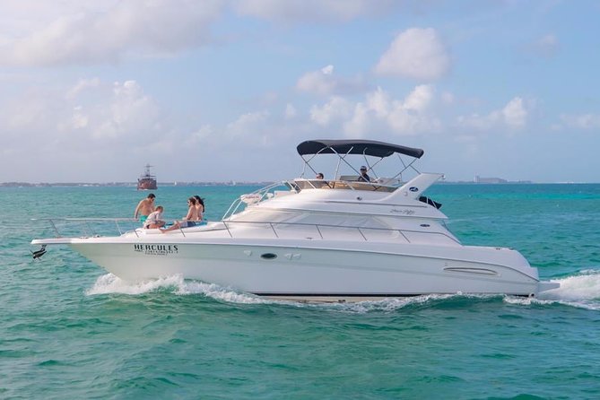 Private Yacht - 46 ft SeaRay Cancun Bay Snorkel 23P4 - Crew, safety, and the vibe: music, drinks, and real attention