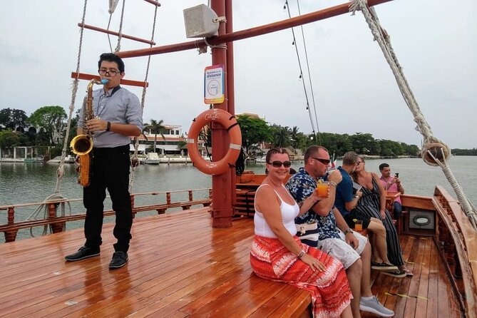 Romantic Sunset Dinner Cruising Experience - Open Bar Drinks: Included Wine and Cocktails, Plus a Watered-Down Check