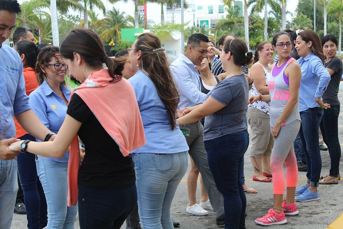 salsa dancing lessons and bachata classes - The 60-minute lesson flow: warm-up, counts, and first turns