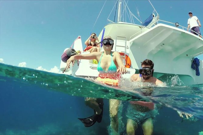 Snorkeling Adventure in Isla Mujeres - Catamaran sailing options: classic vs reduced-group luxury