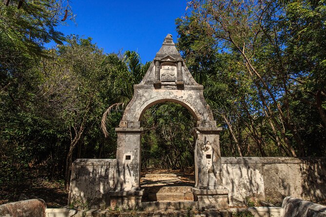 The Best of Isla Mujeres Private Walking Tour - Stop 1: Capilla de Guadalupe—cliffside views and a quick shop stop