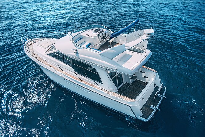 Yacht Meridian 40FT Best Private Rental in Cancun - Included extras that change the day: lilypad, paddle board, and onboard drinks